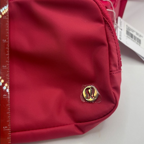 Lululemon Cherry Pink Everywhere Belt Bag Holds 1L Crossbody bright color NWT - Picture 8 of 10
